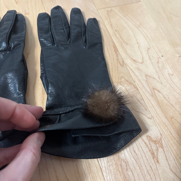 Laura Biagiotti Lined Black Leather Gloves with Brown Fur Pom Pom on Wrist - Picture 5 of 13